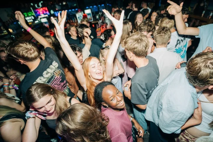 Crowds going wild at Albufeira’s Rooftop Sessions—hands up, tunes blasting, and good vibes taking over the night.