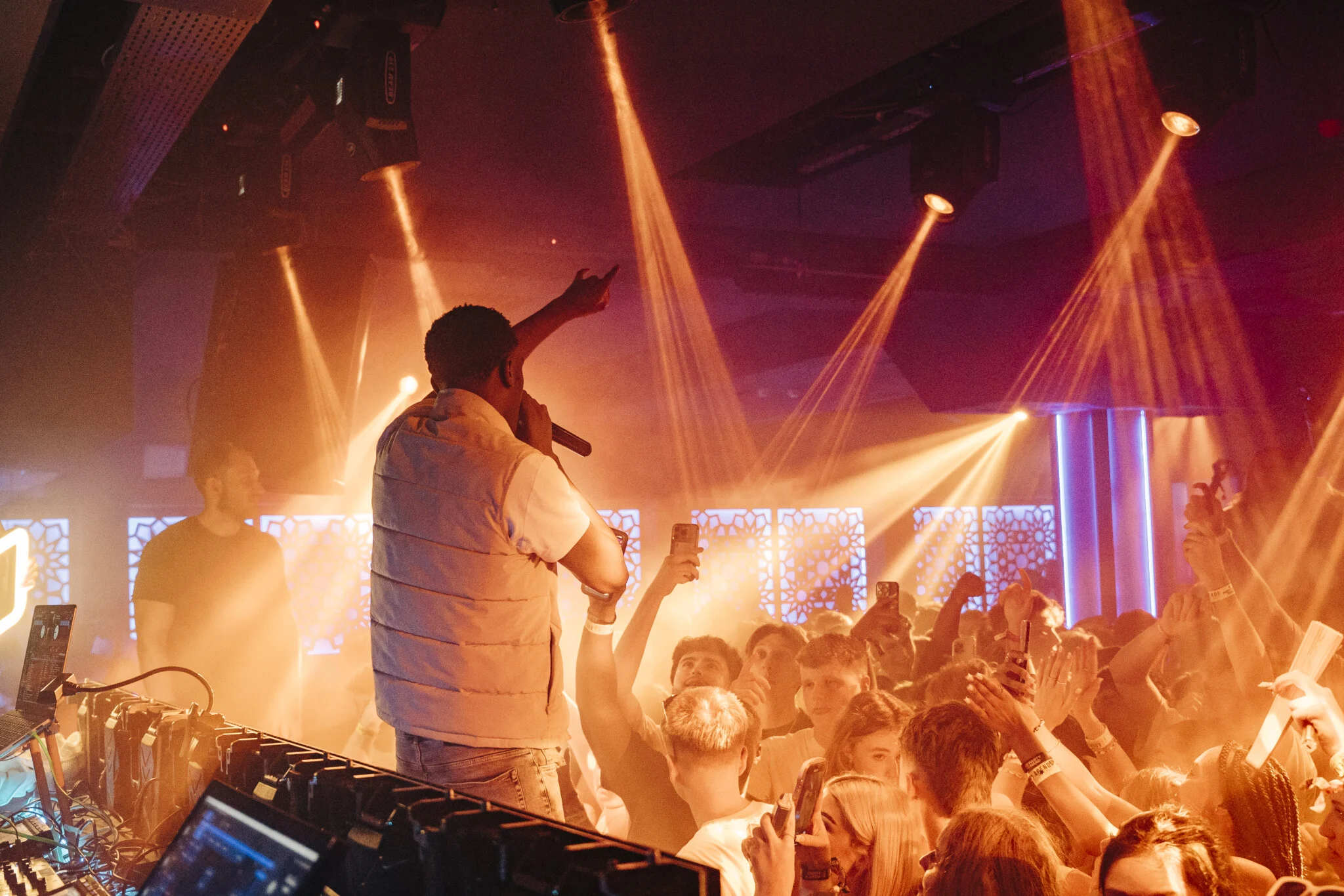 Agenda White Party